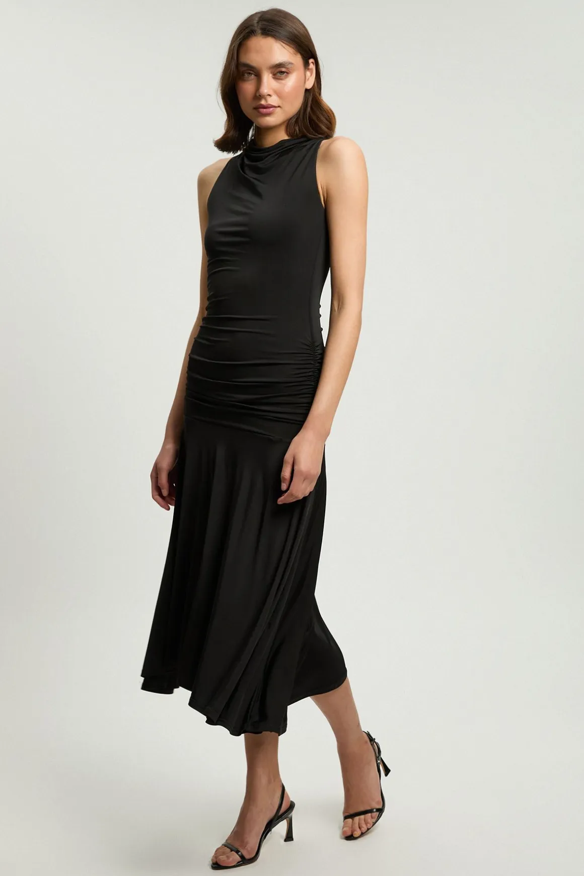 Robe Mi-longue Petite En Crêpe Stretch Drapé Avec Détails Froncés Et Ourlet Mouchoir Asymétrique