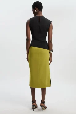 Robe Mi-Longue Petite Taille Ajustée Col Asymétrique Détail Drapé à la Taille
