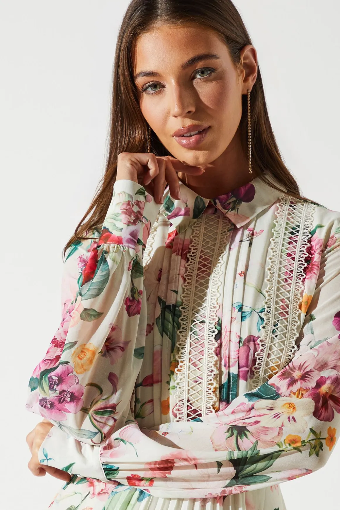 Robe Mi-Longue à Plis avec Finitions en Dentelle