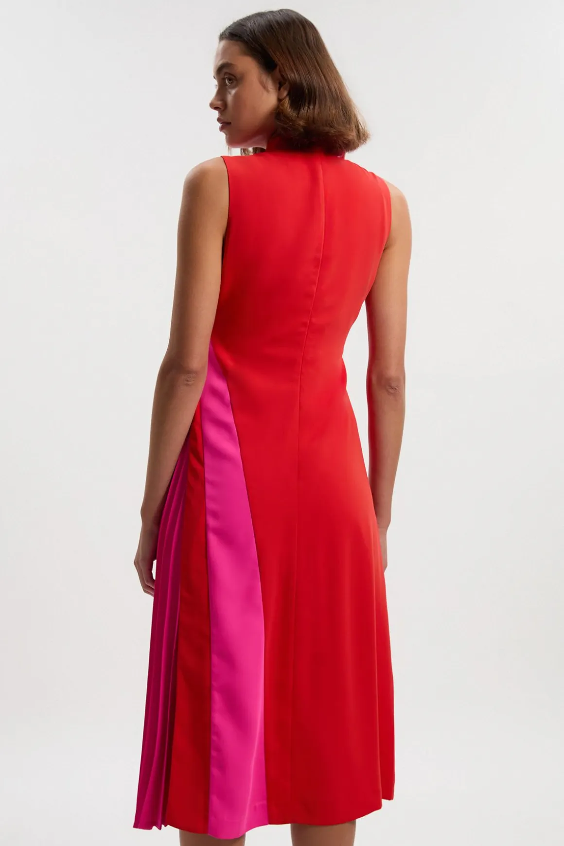 Robe Mi-Longue Plissée à Col Montant et Blocs de Couleur Ajustée Douce