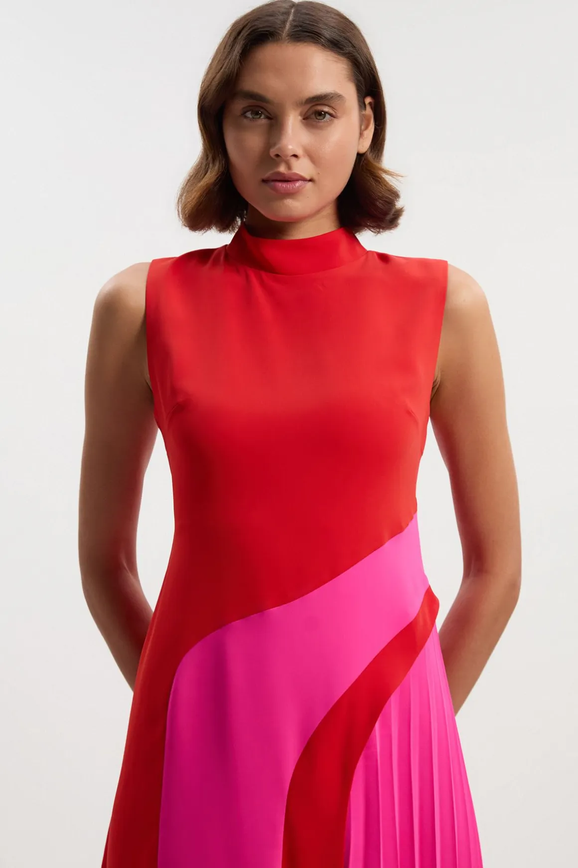 Robe Mi-Longue Plissée à Col Montant et Blocs de Couleur Ajustée Douce
