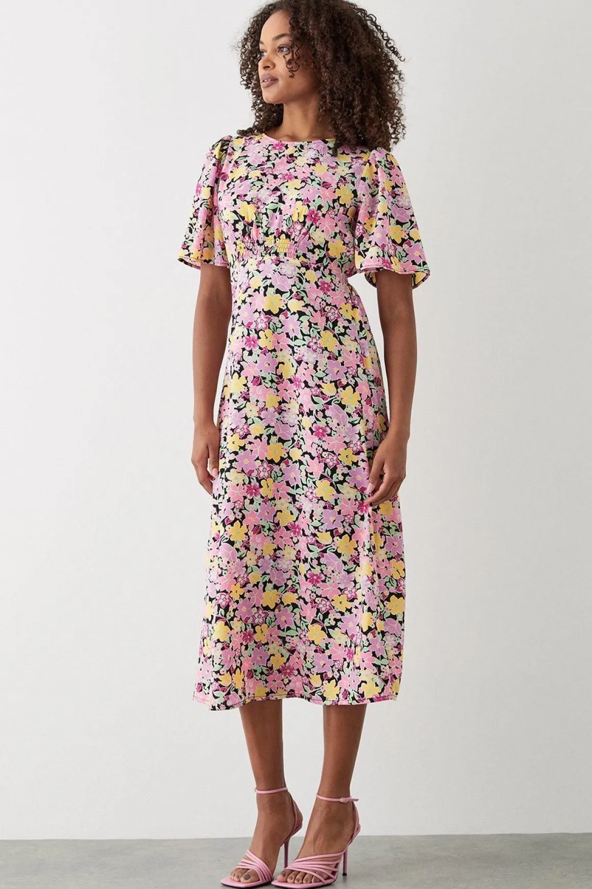 Robe Mi-longue Rose à Imprimé Floral avec Manches Volantées et Taille Froncée