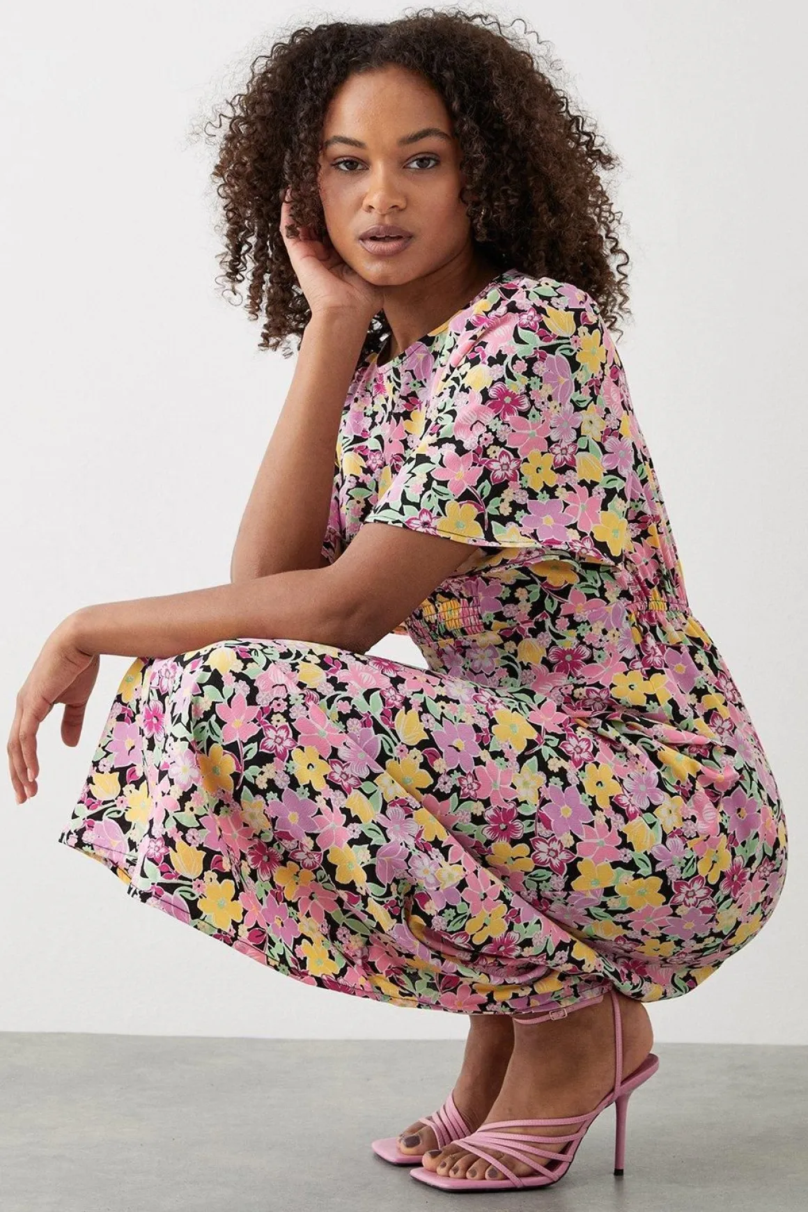 Robe Mi-longue Rose à Imprimé Floral avec Manches Volantées et Taille Froncée