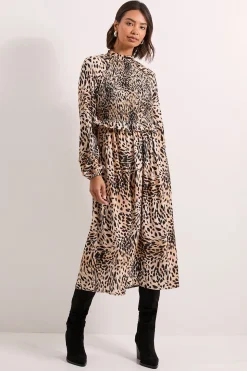 Robe Mi-Longue Rose Motif Animal à Corsage Froncé et Détails Volantés