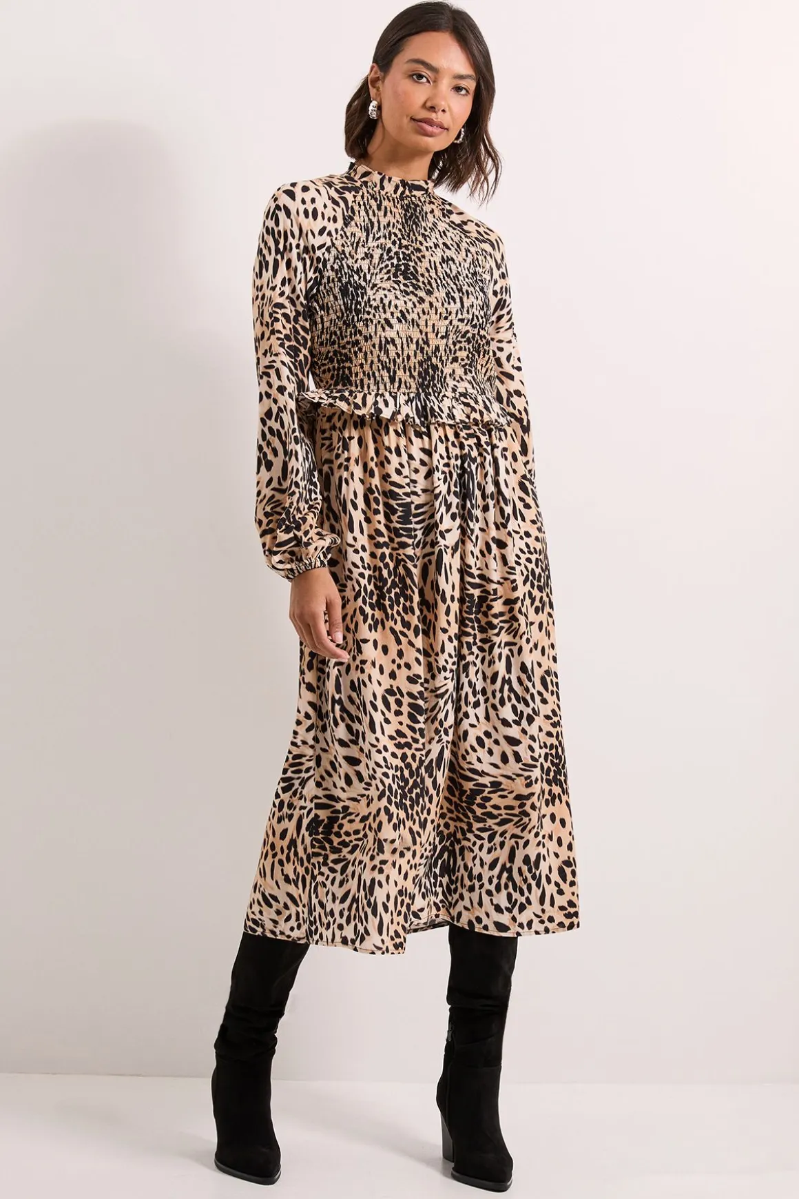 Robe Mi-Longue Rose Motif Animal à Corsage Froncé et Détails Volantés