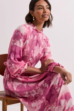 Robe Mi-longue Rose à Motifs Floraux avec Corsage Froncé et Détails Volantés