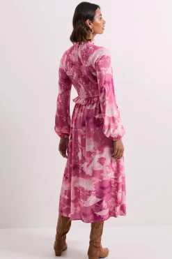Robe Mi-longue Rose à Motifs Floraux avec Corsage Froncé et Détails Volantés
