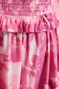 Robe Mi-longue Rose à Motifs Floraux avec Corsage Froncé et Détails Volantés