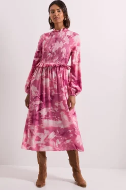 Robe Mi-longue Rose à Motifs Floraux avec Corsage Froncé et Détails Volantés