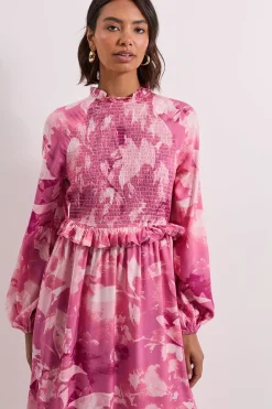 Robe Mi-longue Rose à Motifs Floraux avec Corsage Froncé et Détails Volantés
