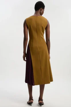 Robe Mi-Longue Sans Manches à Plis Latéraux et Blocs de Couleur Coupe Ajustée Souple