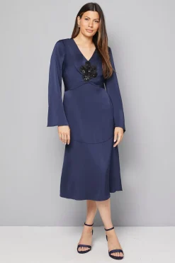 Robe Mi-longue Satinée à Fleur Sequins