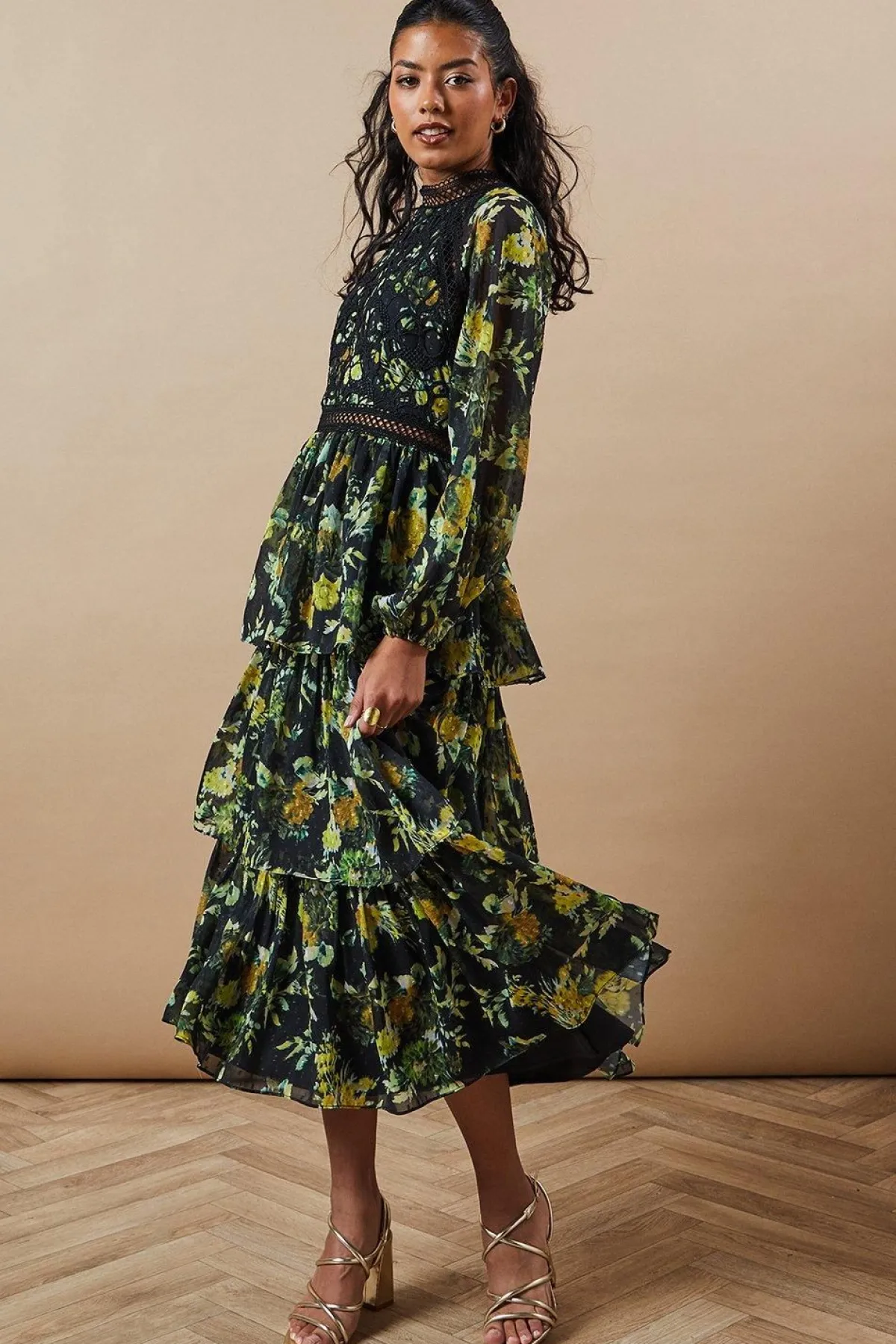Oasis Robe Mi-Longue Étagée en Mousseline Dobby à Imprimé Floral avec Finitions Dentelle Petite Occasion<Femme Satin Et Dentelle|Robes À Manches Longues