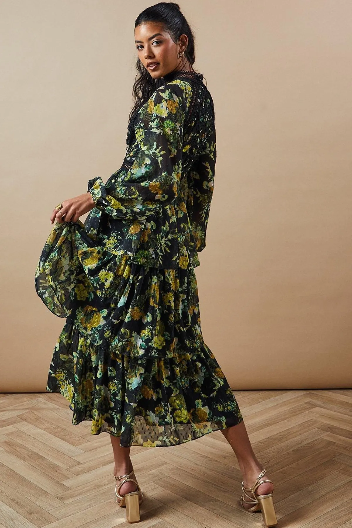 Oasis Robe Mi-Longue Étagée en Mousseline Dobby à Imprimé Floral avec Finitions Dentelle Petite Occasion<Femme Satin Et Dentelle|Robes À Manches Longues