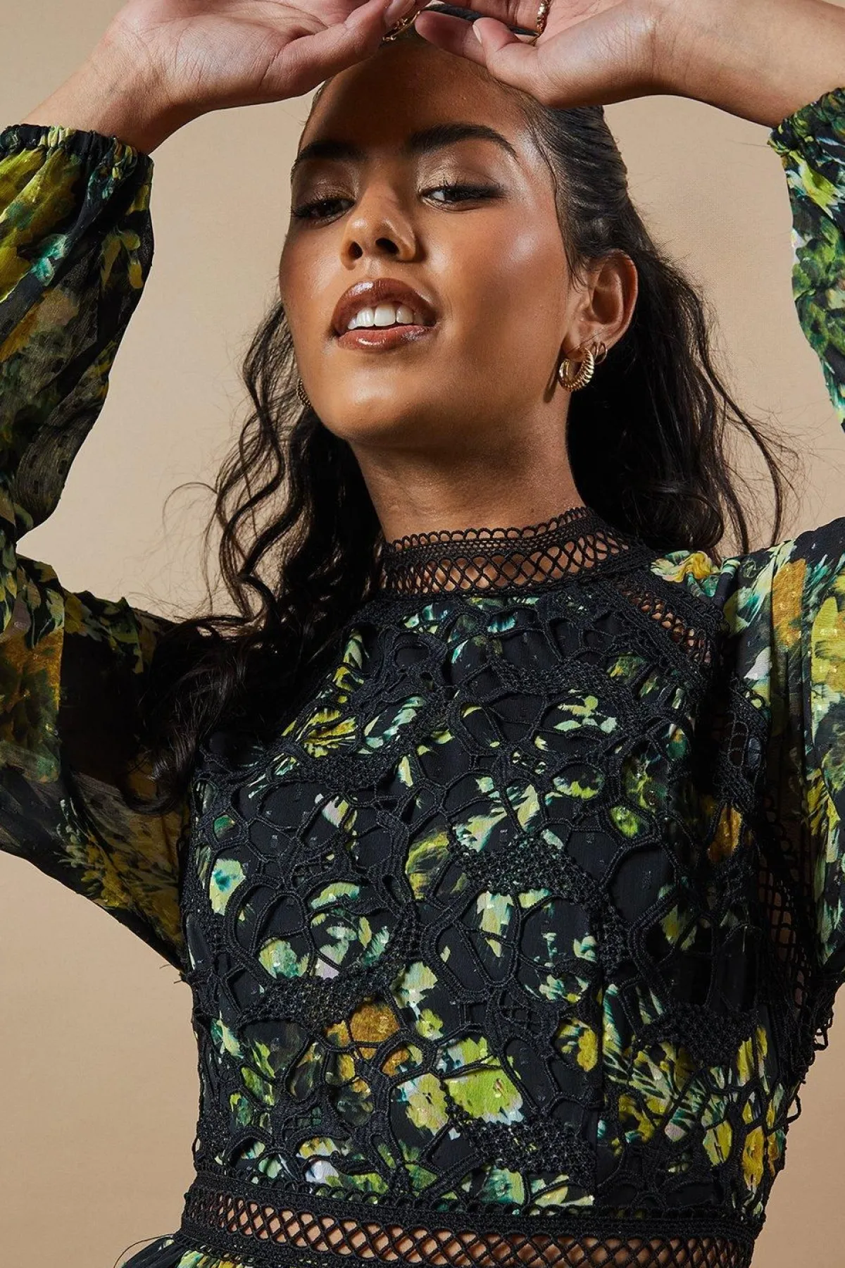 Oasis Robe Mi-Longue Étagée en Mousseline Dobby à Imprimé Floral avec Finitions Dentelle Petite Occasion<Femme Satin Et Dentelle|Robes À Manches Longues
