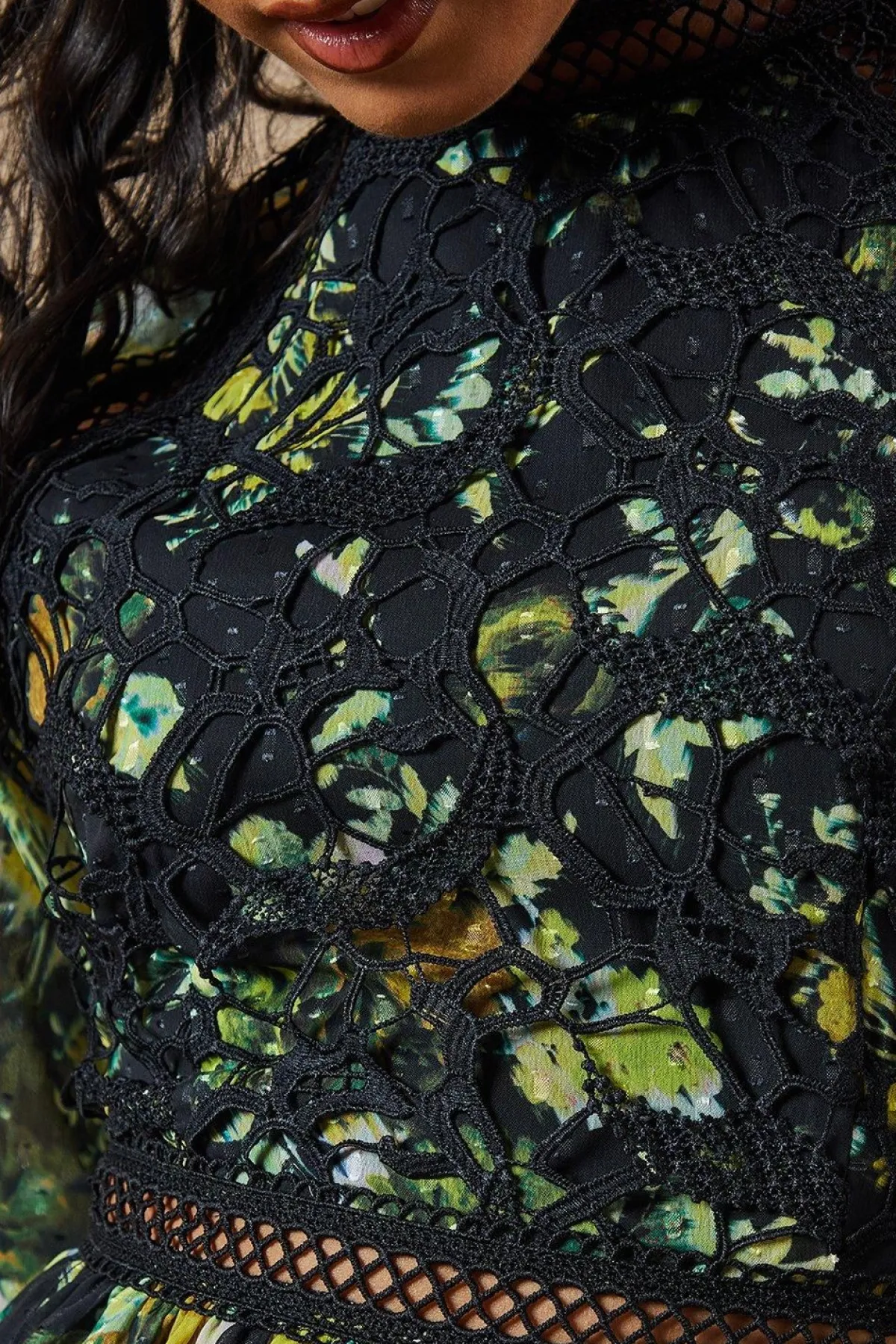 Oasis Robe Mi-Longue Étagée en Mousseline Dobby à Imprimé Floral avec Finitions Dentelle Petite Occasion<Femme Satin Et Dentelle|Robes À Manches Longues