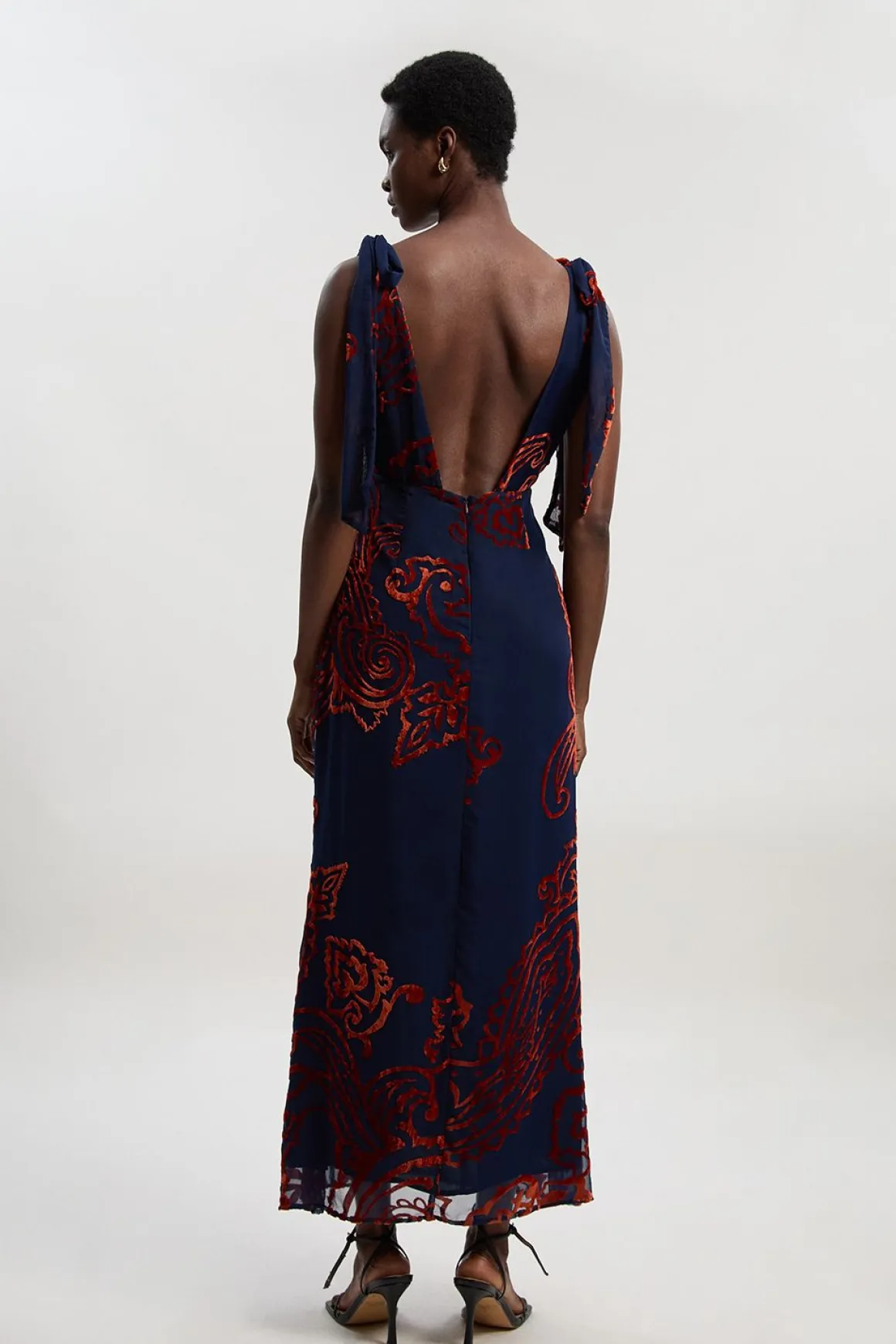 Robe Mi-Longue Tissée à Décolleté Plongeant Motif Paisley Dévoré