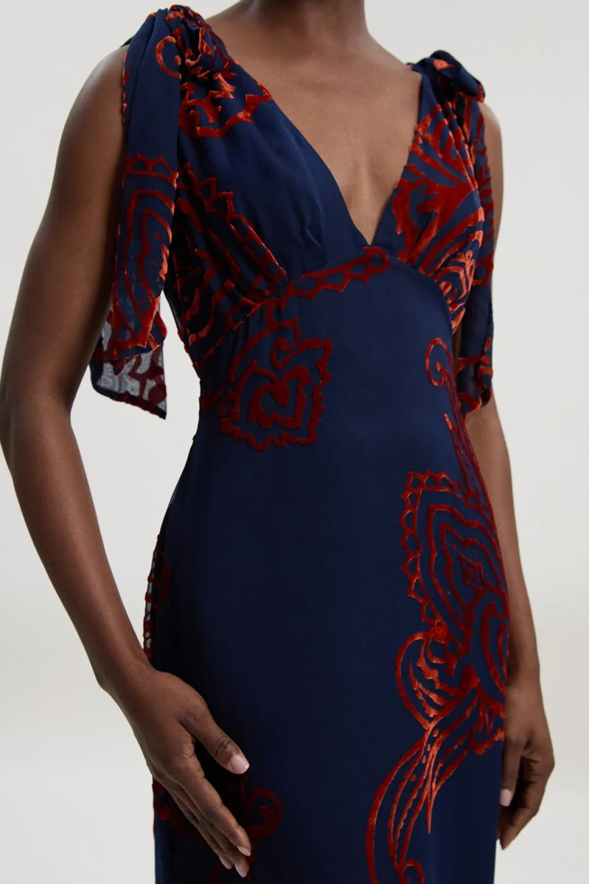 Robe Mi-Longue Tissée à Décolleté Plongeant Motif Paisley Dévoré