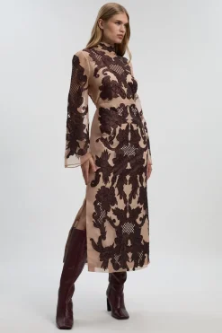 Robe Mi-Longue Tissée à Manches Évasées Perlées et Appliques Baroques en Organdi