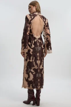 Robe Mi-Longue Tissée à Manches Évasées Perlées et Appliques Baroques en Organdi