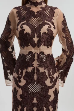 Robe Mi-Longue Tissée à Manches Évasées Perlées et Appliques Baroques en Organdi