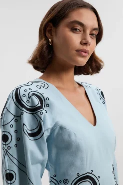 Robe Mi-Longue Tissée Sergé à Manches Longues avec Broderies Baroques Petite Taille
