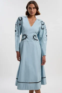 Robe Mi-Longue Tissée Sergé à Manches Longues avec Broderies Baroques Petite Taille