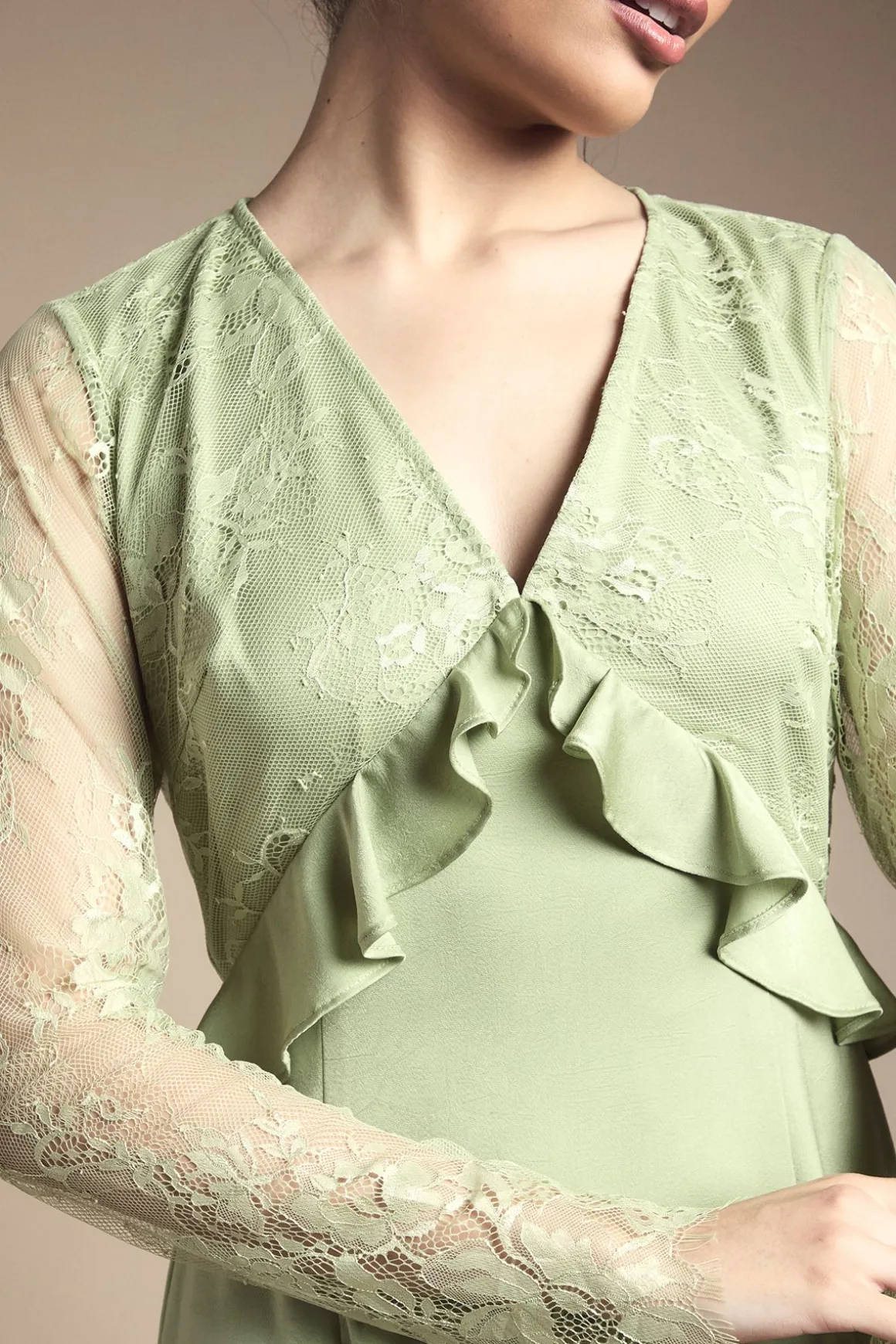 Robe Mi-longue À Volants Avec Détails De Panneaux En Dentelle