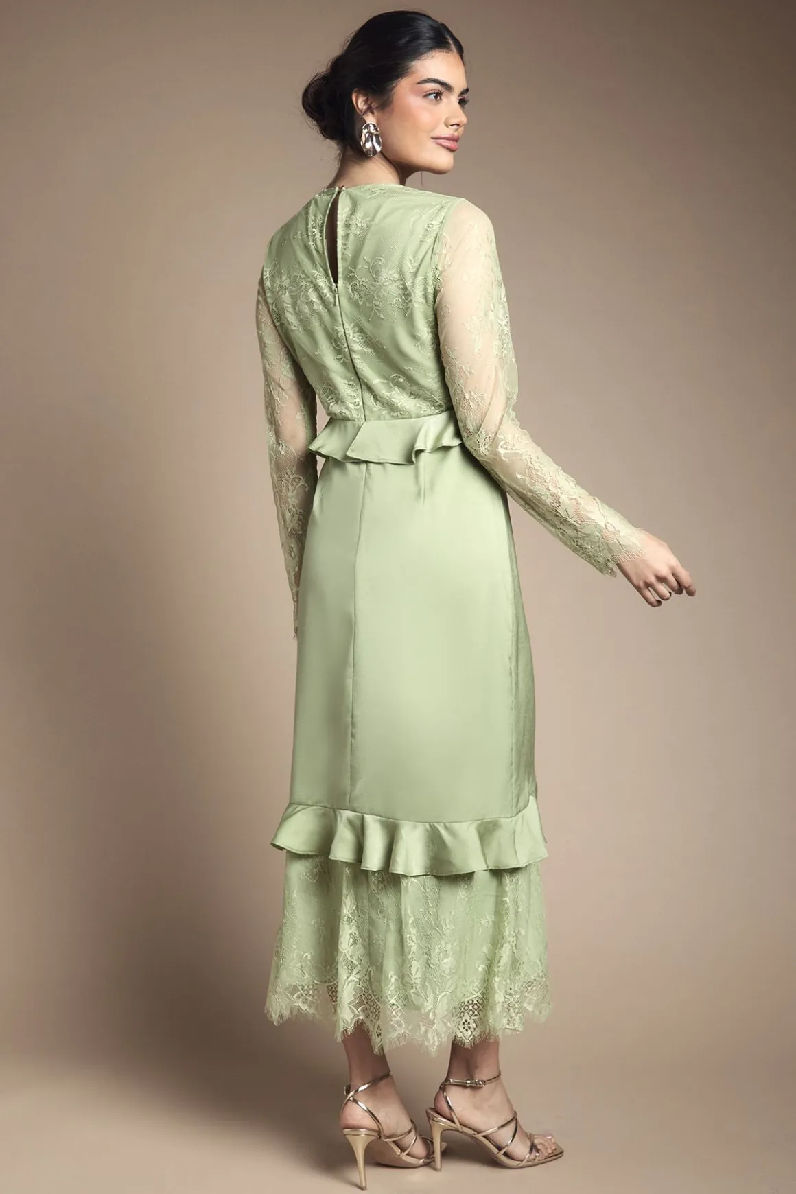 Robe Mi-longue À Volants Avec Détails De Panneaux En Dentelle