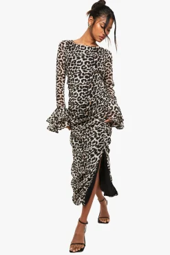 boohoo Robe mi-longue à volants et imprimé léopard<Femme Robes À Manches Longues|Robes