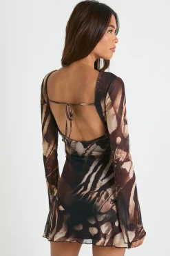 Robe mini abstraite en maille à manches évasées