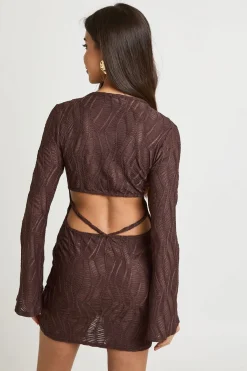 boohoo Robe Mini Ajustée À Dos Ouvert Et Manches Évasées Texturées<Femme Robes Moulantes|Robes À Manches Longues