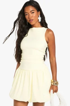 boohoo Robe mini ajustée à encolure échancrée et jupe bouffante<Femme Robes Courtes|Robes
