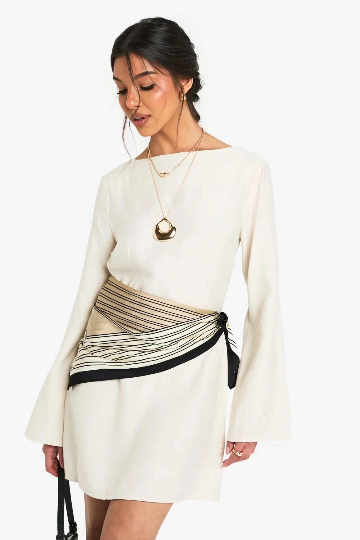 Robe mini ajustée en lin à manches longues, col échancré