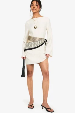 Robe mini ajustée en lin à manches longues, col échancré