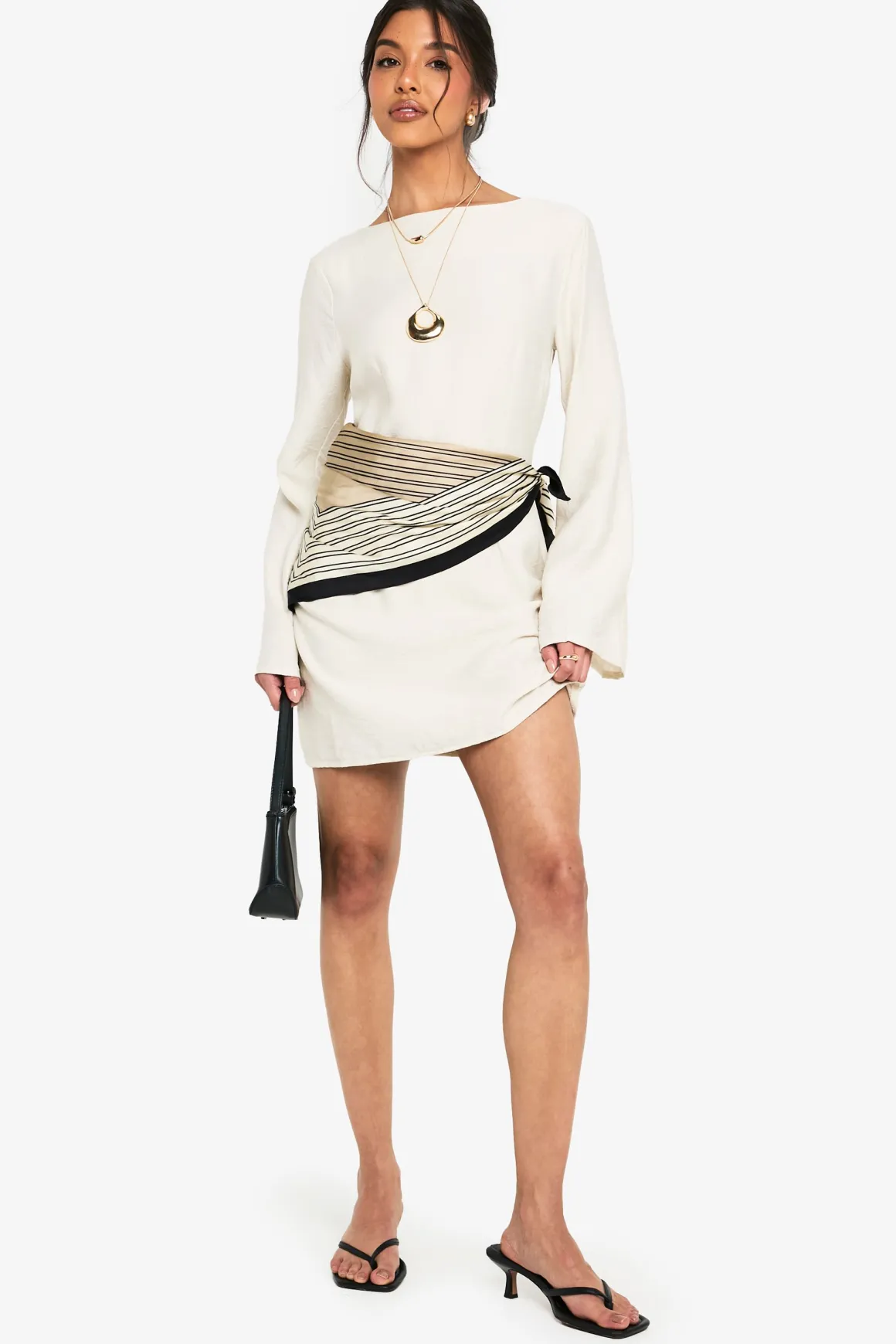 Robe mini ajustée en lin à manches longues, col échancré