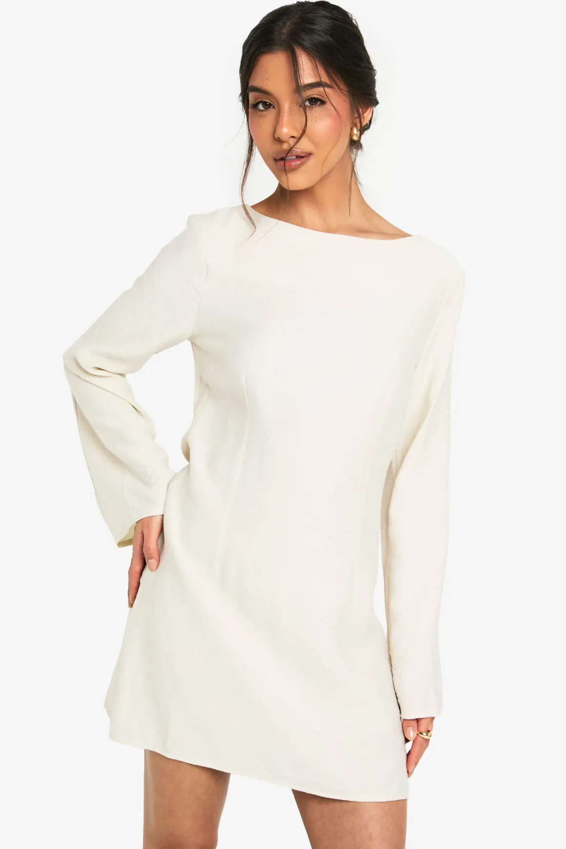 Robe mini ajustée en lin à manches longues, col échancré