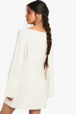 Robe mini ajustée en lin à manches longues, col échancré