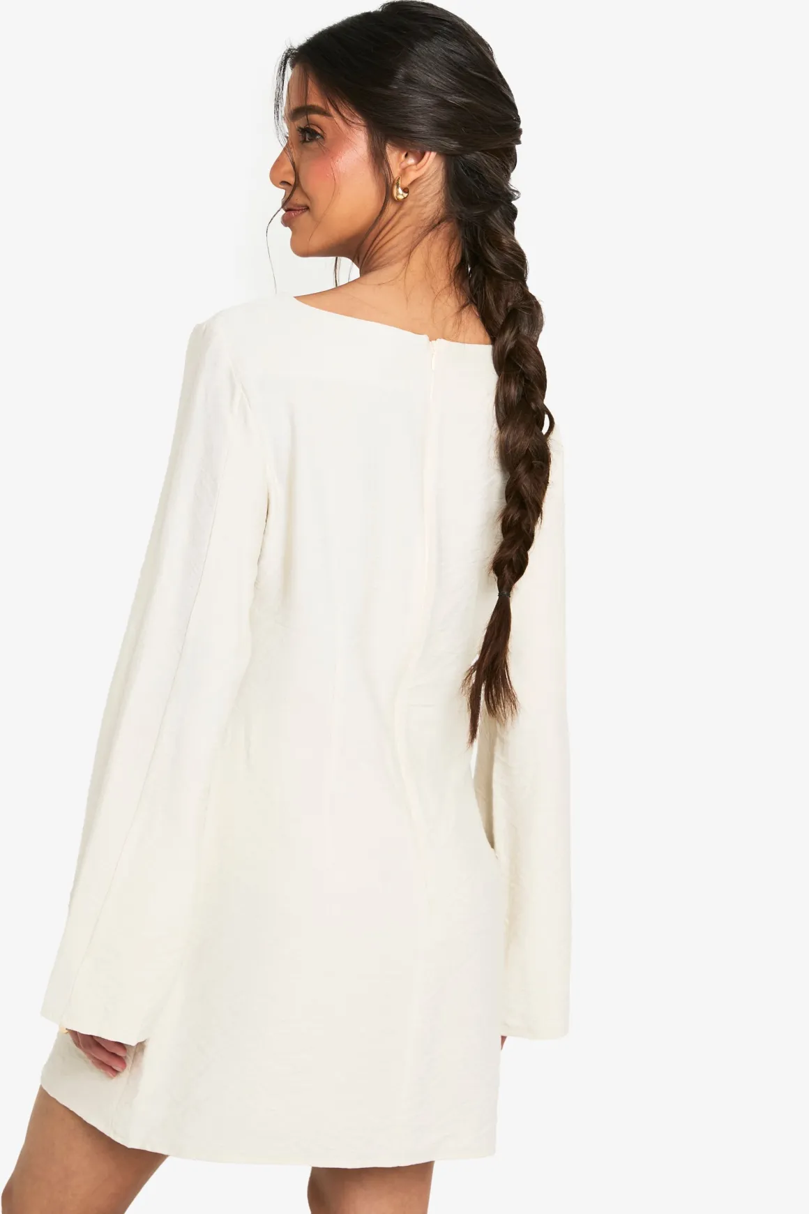 Robe mini ajustée en lin à manches longues, col échancré