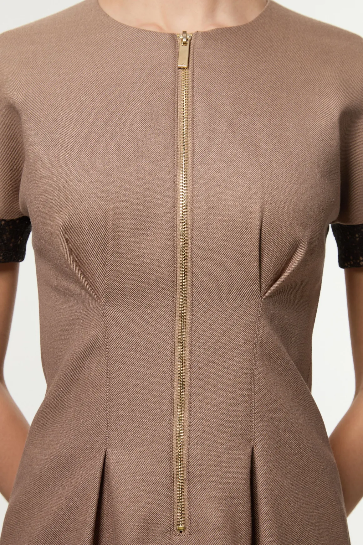 Robe mini ajustée en sergé et dentelle mixte avec zip à l'avant