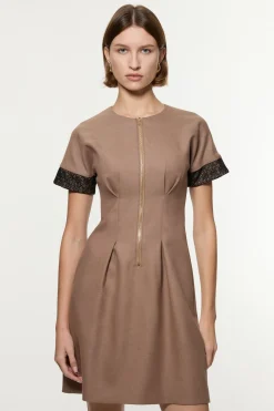 Robe mini ajustée en sergé et dentelle mixte avec zip à l'avant