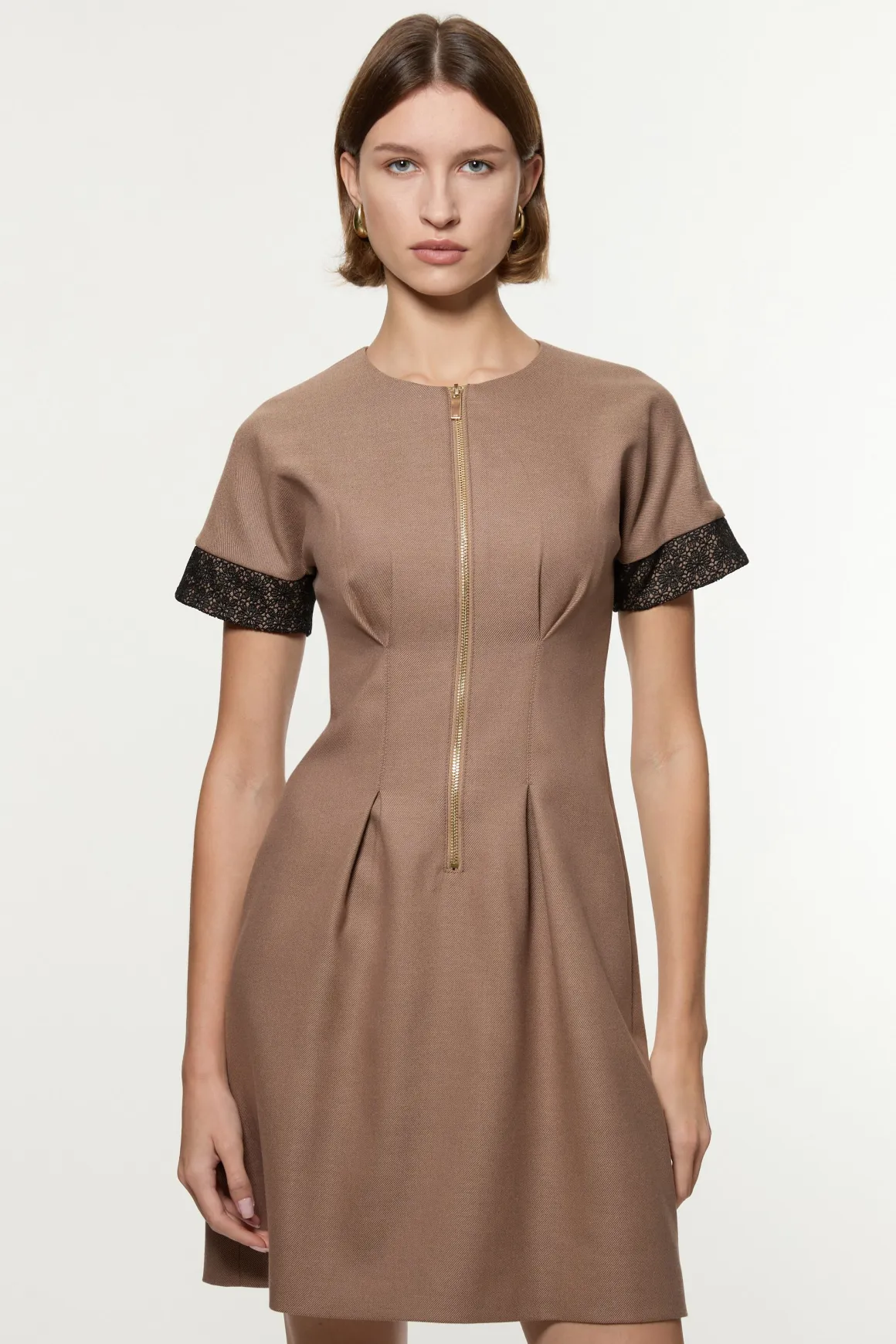 Robe mini ajustée en sergé et dentelle mixte avec zip à l'avant