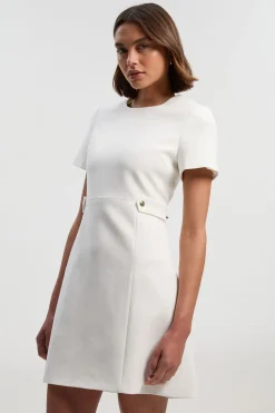 Robe Mini Ajustée Essential en Tissu Stretch Compact avec Détail Patte à la Taille