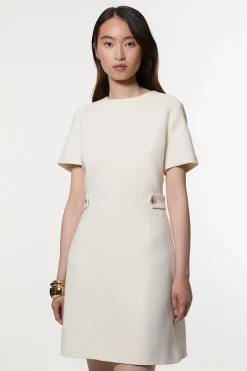 Robe mini ajustée essentielle stretch avec détail de languette à la taille