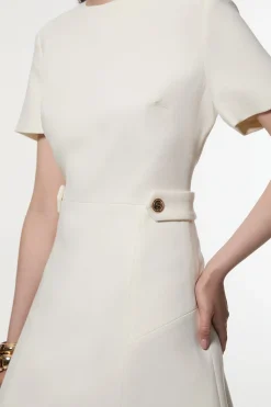 Robe mini ajustée essentielle stretch avec détail de languette à la taille