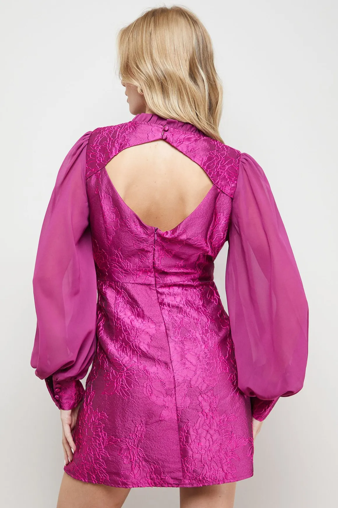 Robe Mini Ajustée et Évasée en Jacquard Structuré avec Manches en Mousseline