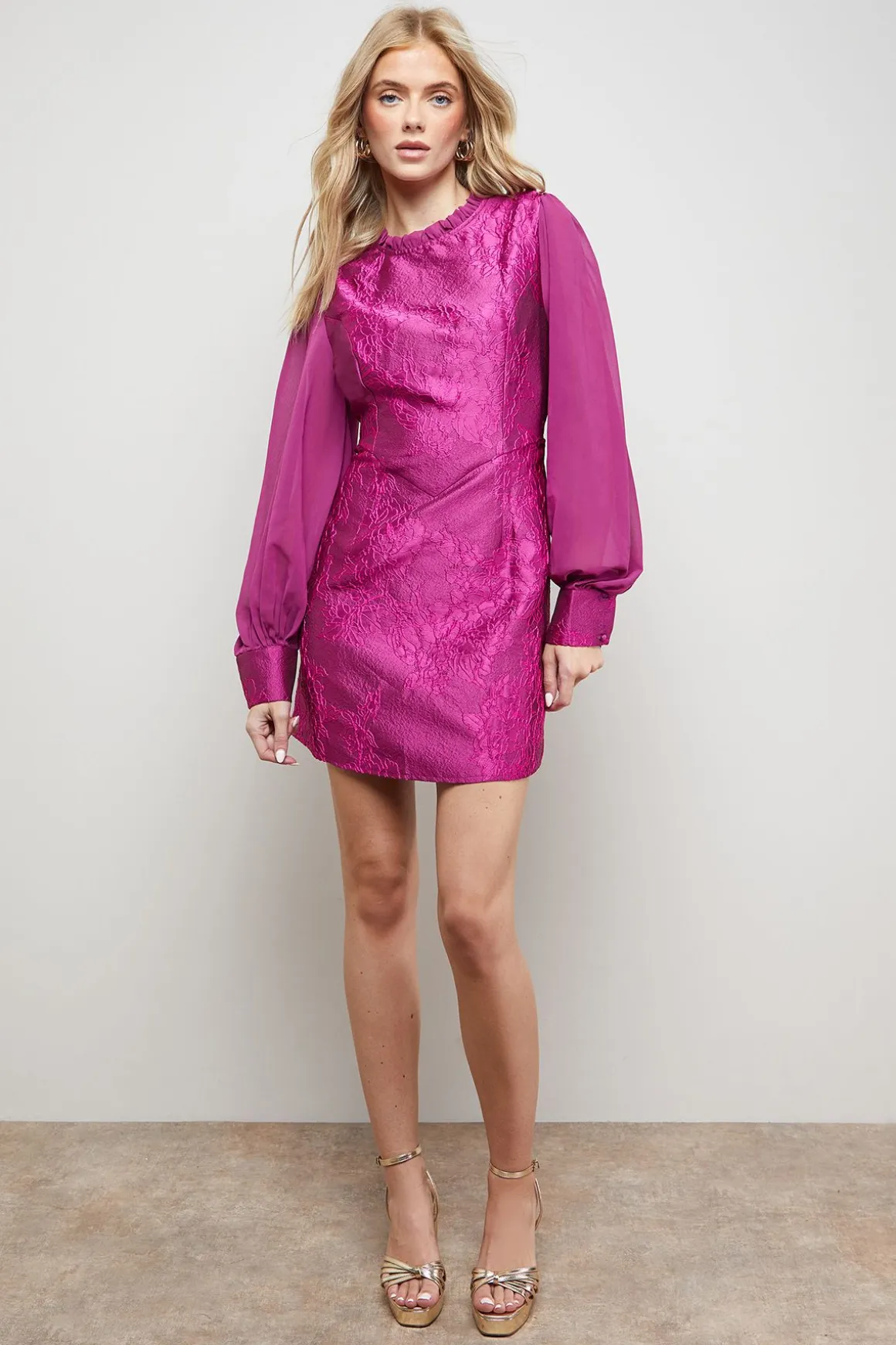 Robe Mini Ajustée et Évasée en Jacquard Structuré avec Manches en Mousseline