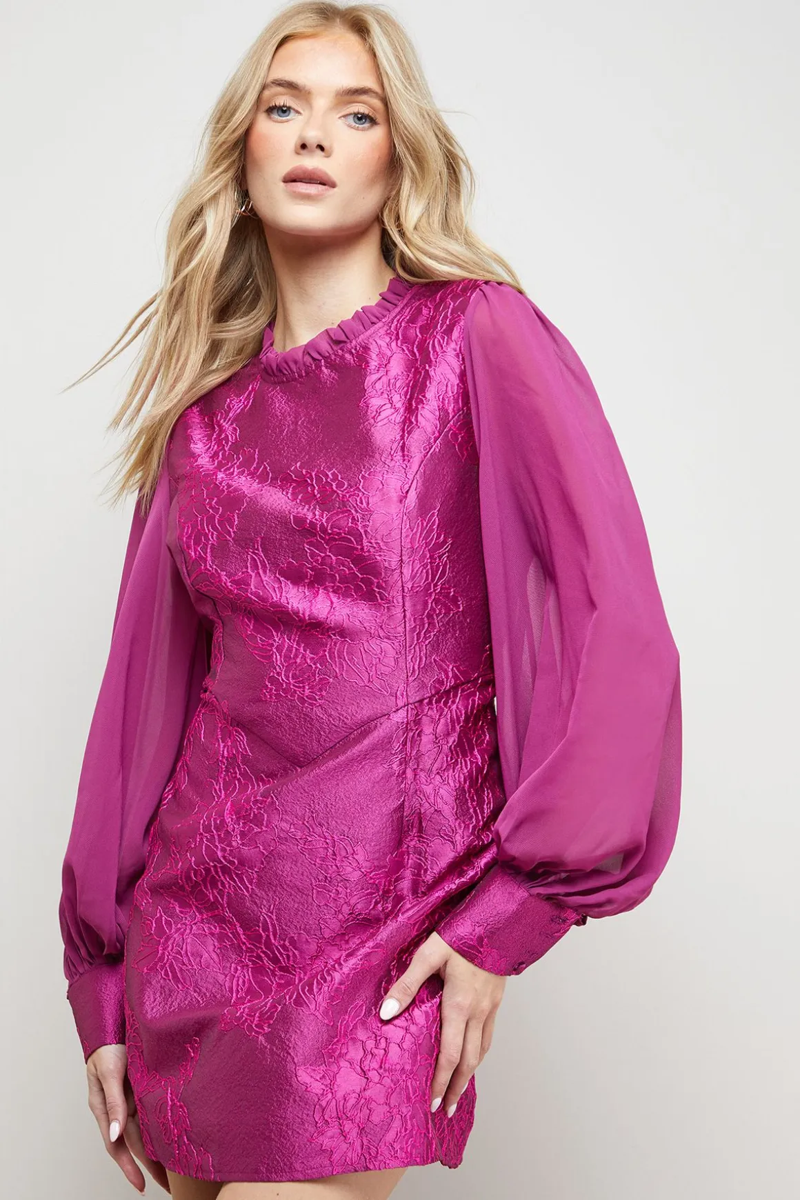 Robe Mini Ajustée et Évasée en Jacquard Structuré avec Manches en Mousseline