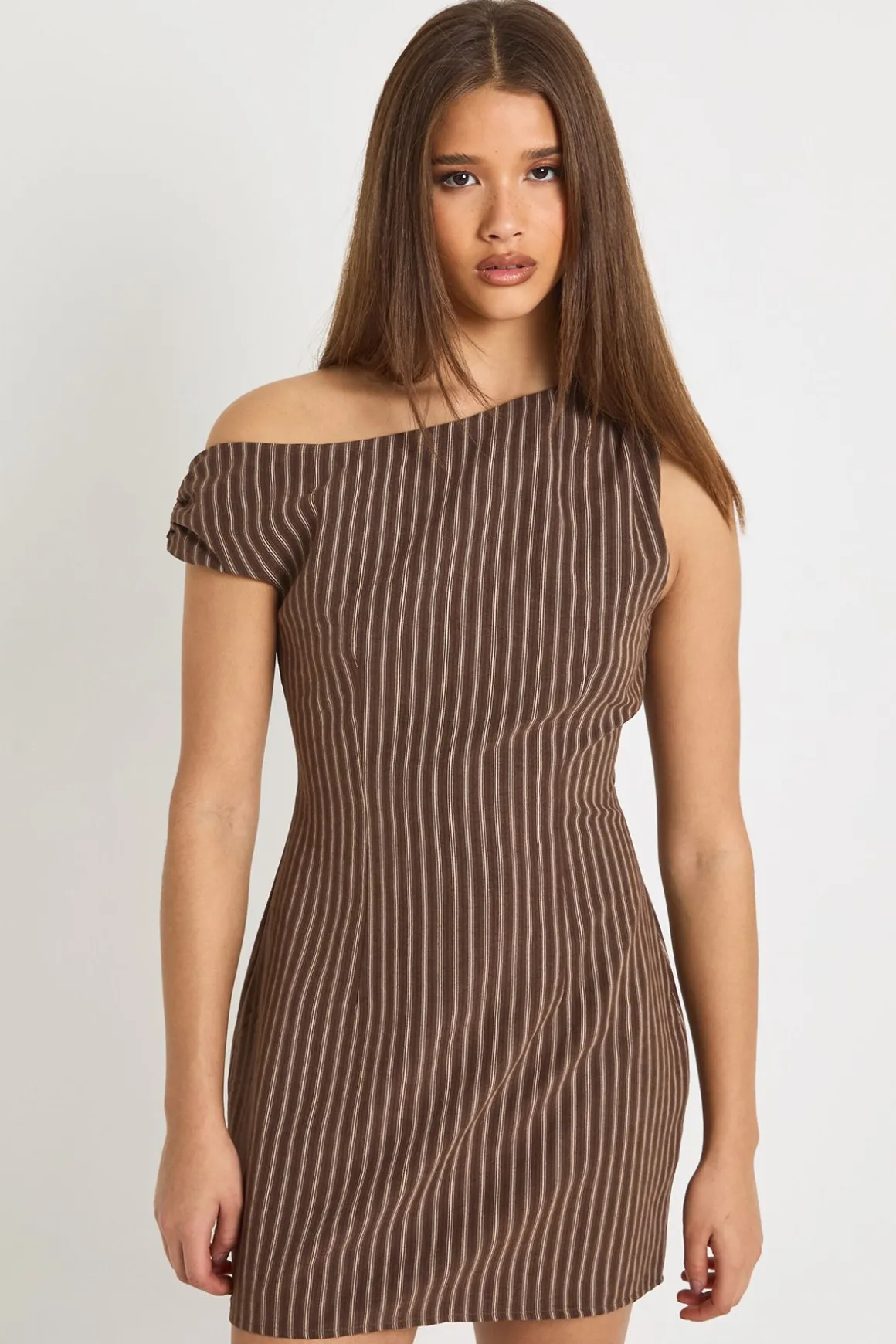 Robe mini ajustée à fines rayures et épaules dénudées