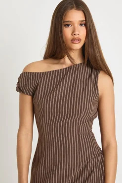 Robe mini ajustée à fines rayures et épaules dénudées